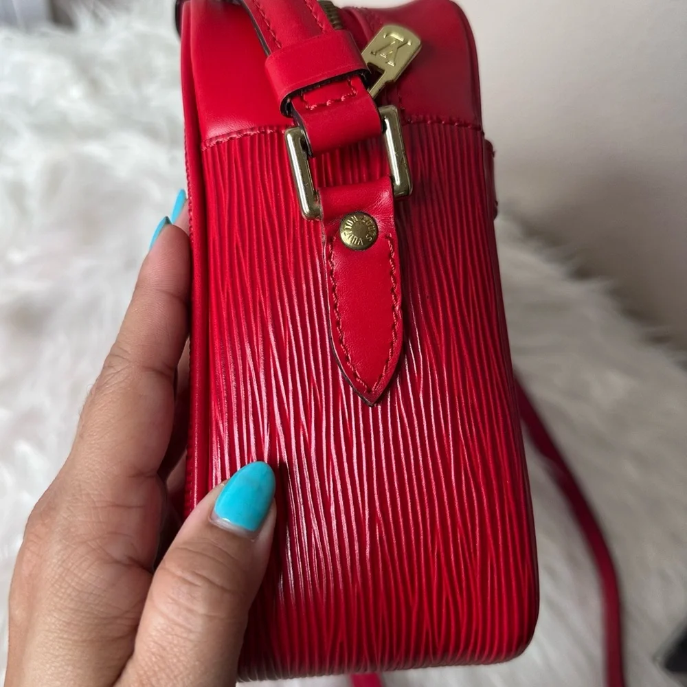 Louis Vuitton Trocadero in Red EPI Leather - Picture 6 of 16